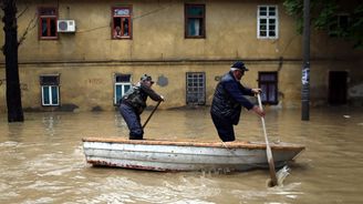 Bosnu a Srbsko ničí nejhorší povodně za sto let. Už je přes 30 obětí