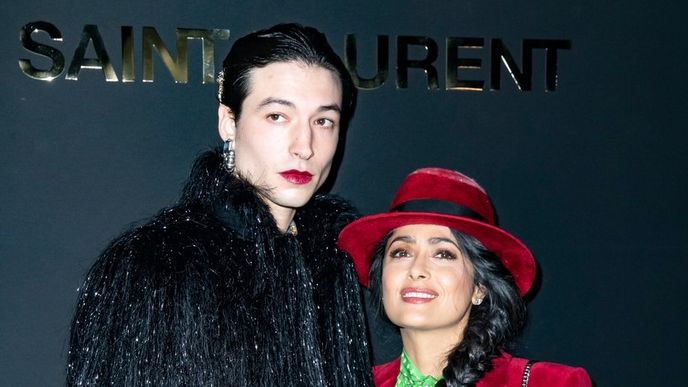 Ezra Miller s herečkou Salmou Hayek