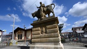 V stup do Holešovické tržnice stráží opravené sochy Mužů s býky