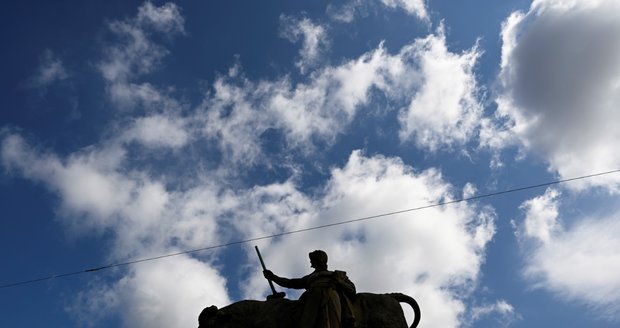 V stup do Holešovické tržnice stráží opravené sochy Mužů s býky