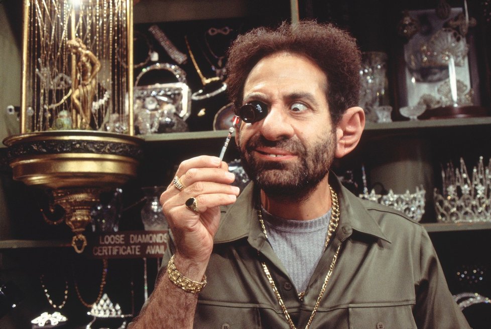 Tony Shalhoub ve filmu Muži v černém