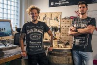 Hodinky ze sudu od whisky, autorský plecháček nebo džíny na míru? Jack Daniel’s vsadil na divokou kartu