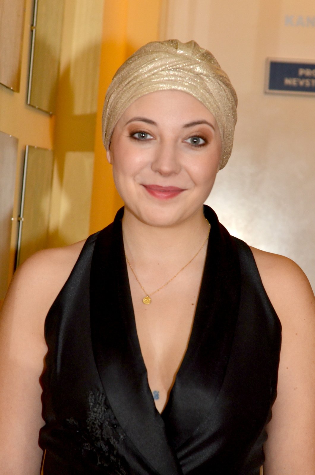 Zpěvačka Anna Slováčková se zlatým turbanem na hlavě.