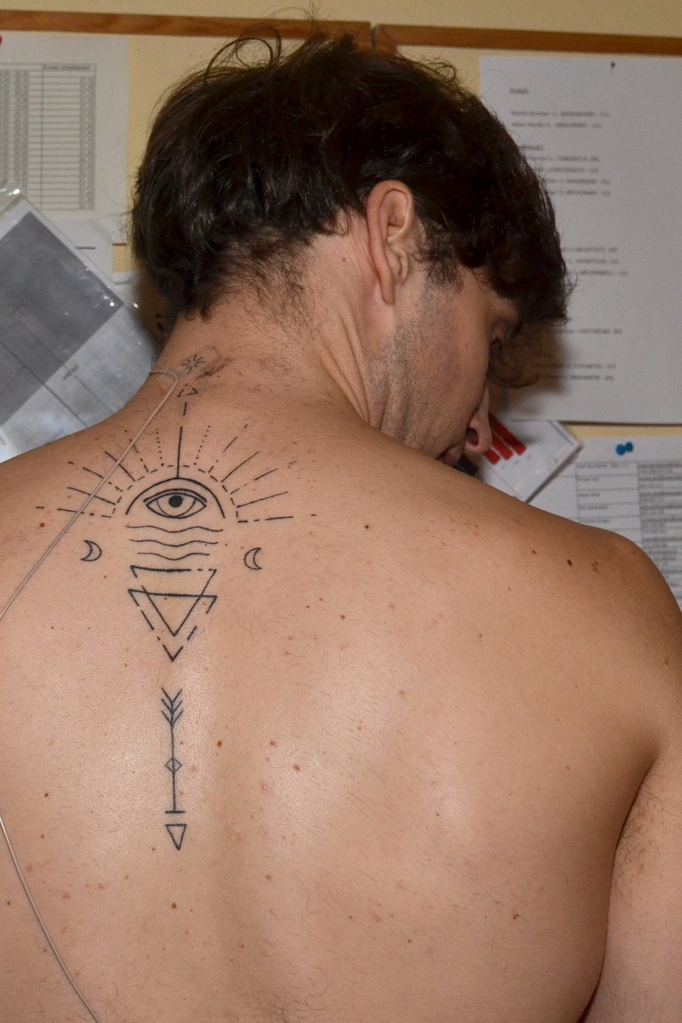 Muzikálový zpěvák Roman Tomeš ukázal tetování.