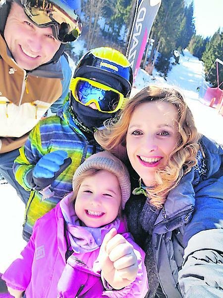S manželem a dětmi na lyžovačce.