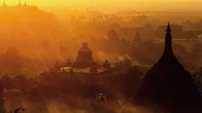 Majestátní pagody při východu slunce připomínají bohatou minulost Mrauk-u