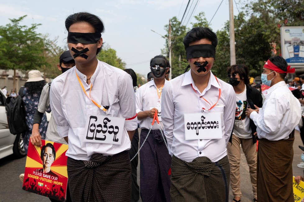 Protesty v Myanmnaru, kde převzala moc armáda (19. 2. 2021)