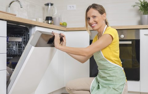 8  neobvyklých věcí, které můžete s klidem dát do myčky na nádobí!