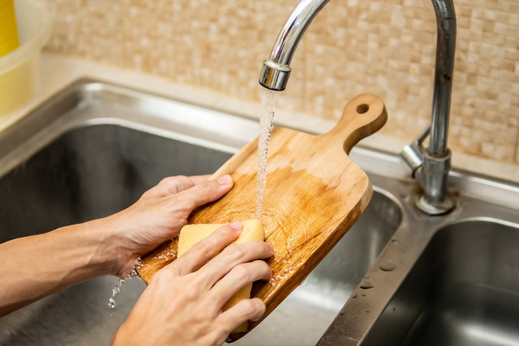 Dřevěné prkénko po umytí v myčce popraská