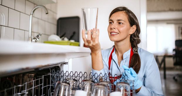 Nejčastější chyby při mytí nádobí v myčce. Neděláte je také?