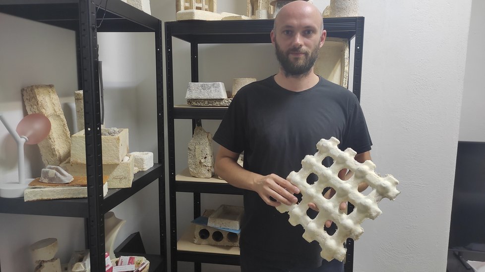 David Minařík (36), zakladatel Myco Kyjov s výplň pro krabice, kde ji lze využít místo bublinkové folie.
