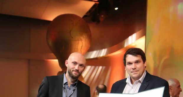 Zakladatel Společnosti Myco Kyjov David Minařík s kolegou Martinem Jančou s velkou zlatou medaili a diplomem ve finále Energy Globe Award.