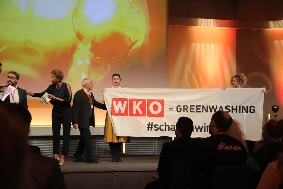 Finále ekologické soutěže Energy Globe Award narušily ekologické aktivistky.