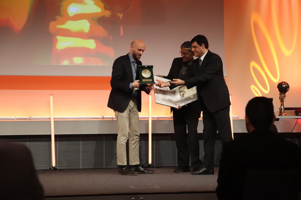 Zakladatel Společnosti Myco Kyjov David Minařík přebírá velkou zlatou medaili ve finále Energy Globe Award.