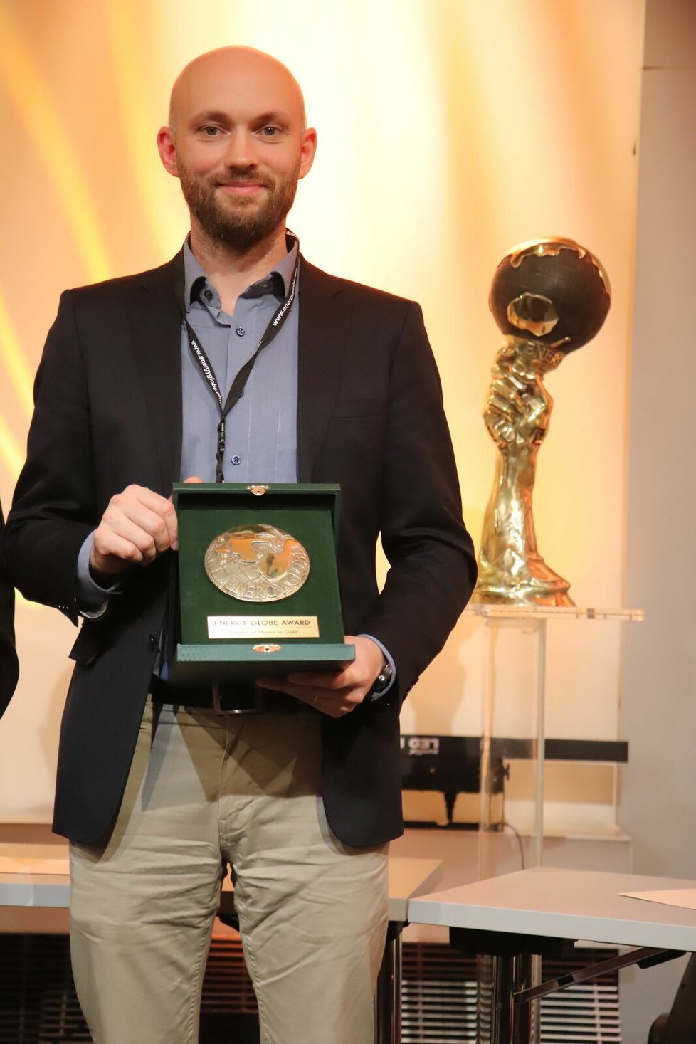 Zakladatel Společnosti Myco Kyjov David Minařík s velkou zlatou medaili ve finále Energy Globe Award.