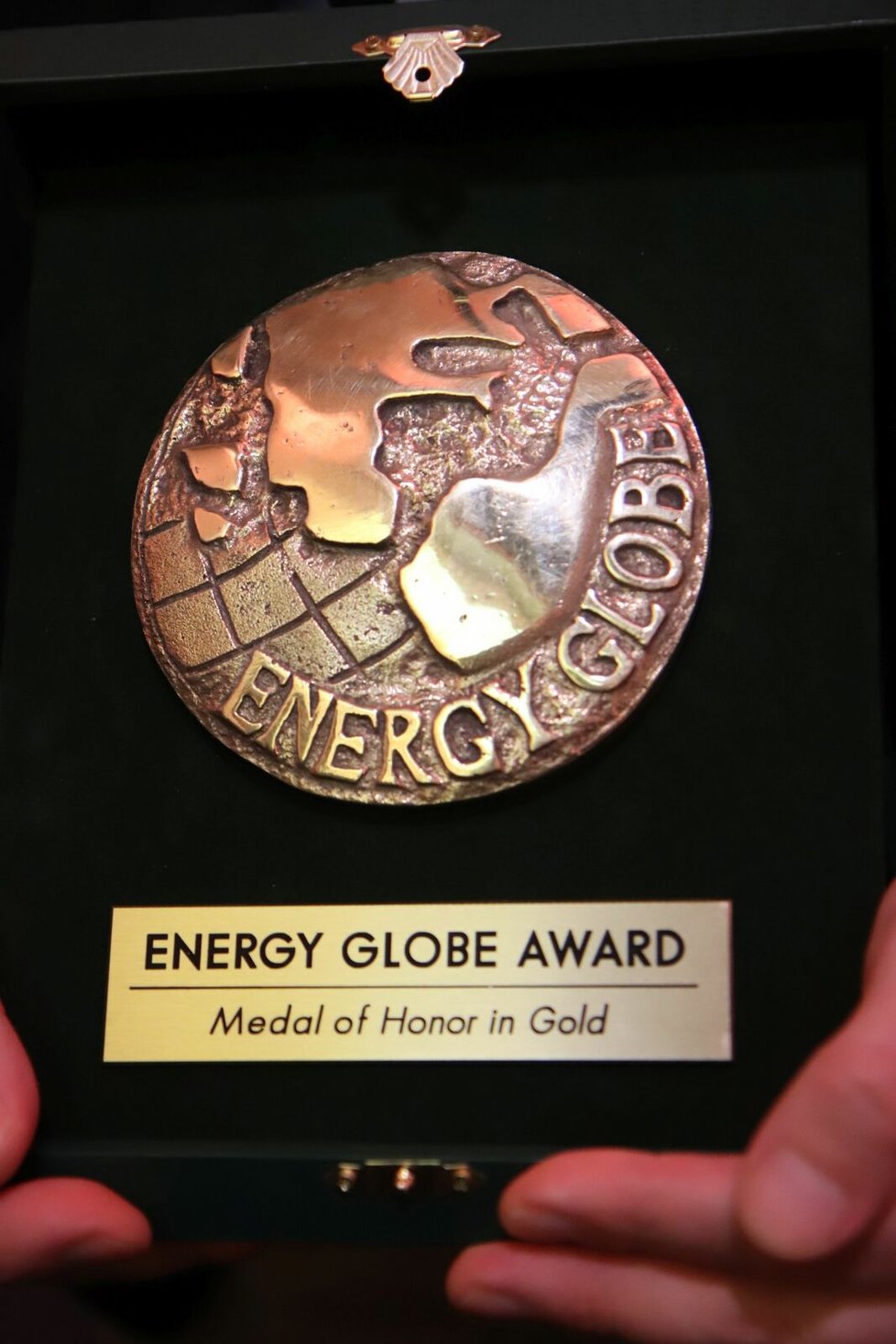 Velká zlatá medaile, kterou Myco Kyov získalo ve finále Energy Globe Award ve Vídni.