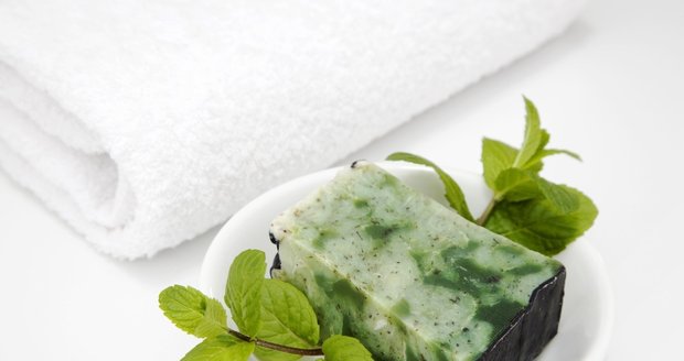 Mýdlo můžete ozdobit lístky bylinek či barevnými esencemi, které vašemu mýdlu dodají šmrnc. 