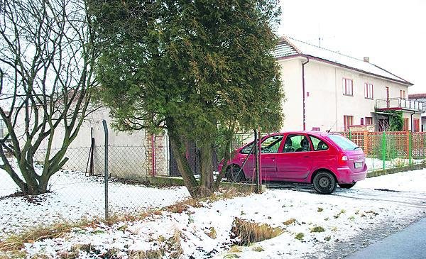 Travič nyní zaútočil ve vsi. U tohoto domu se jedovatá návnada objevila v minulých dnech.