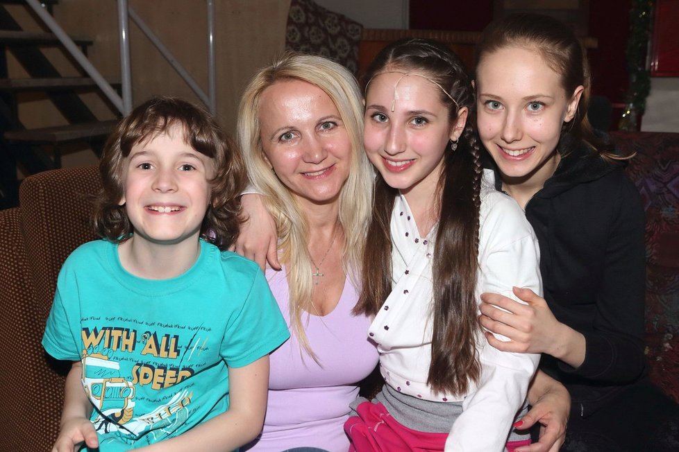 Šárka Grossová s dcerami a jejich kamarádem