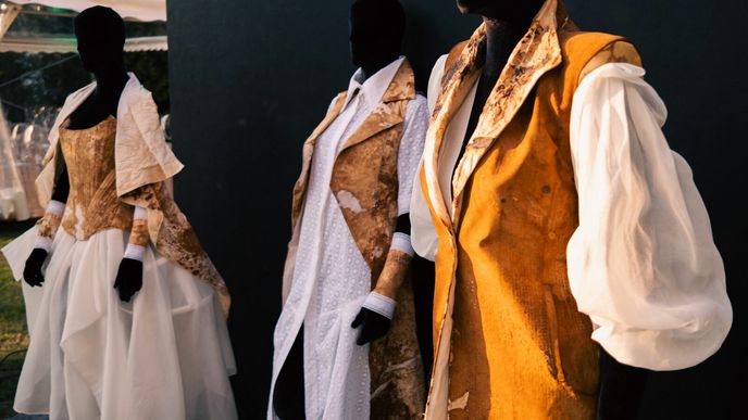 Pro prezentaci na karlovarském filmovém festivalu vznikly z mycelia tři modely – korzet a dvě vesty.
