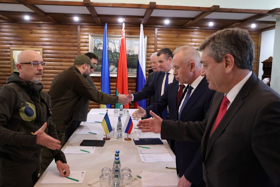Jednání Ukrajiny a Ruska 7. března: vlevo mj. Oleksij Reznikov a Mychailo Podoljak, za Rusko Leonid Sluckij a Vladimir Medinskij.