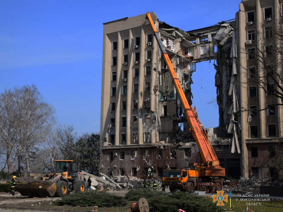 Počet obětí úterního ruského raketového útoku v Mykolajivu stoupl na 15