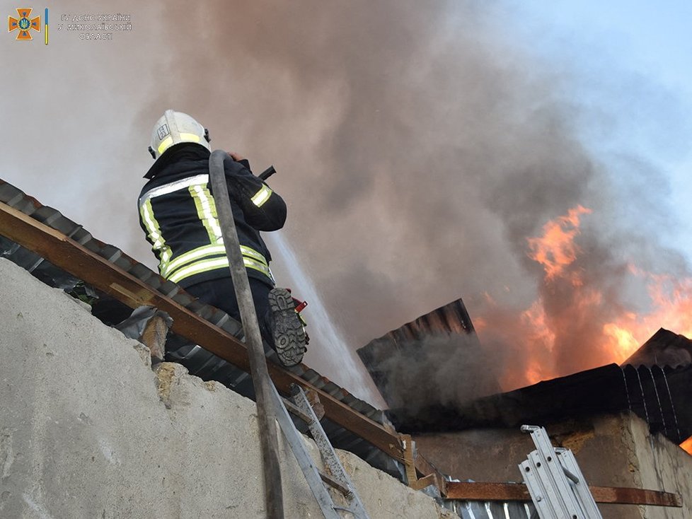 Válka na Ukrajině: Hasiči likvidují rozsáhlé požáry v Mykolajivu (31.7.2022)