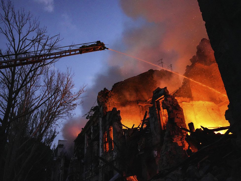 Ukrajinští záchranáři po ruském útoku na Mykolajiv (20. 7. 2023)