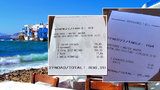 Mykonos - ráj dovolenkářů? 200 euro za lehátko na pláži, 170 za lahev vína, 836 za večeři pro šest lidí