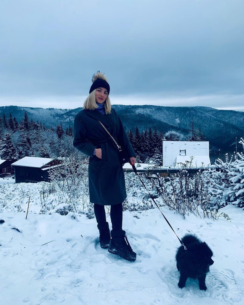 Natália Mykytenko s pejskem svého nového partnera