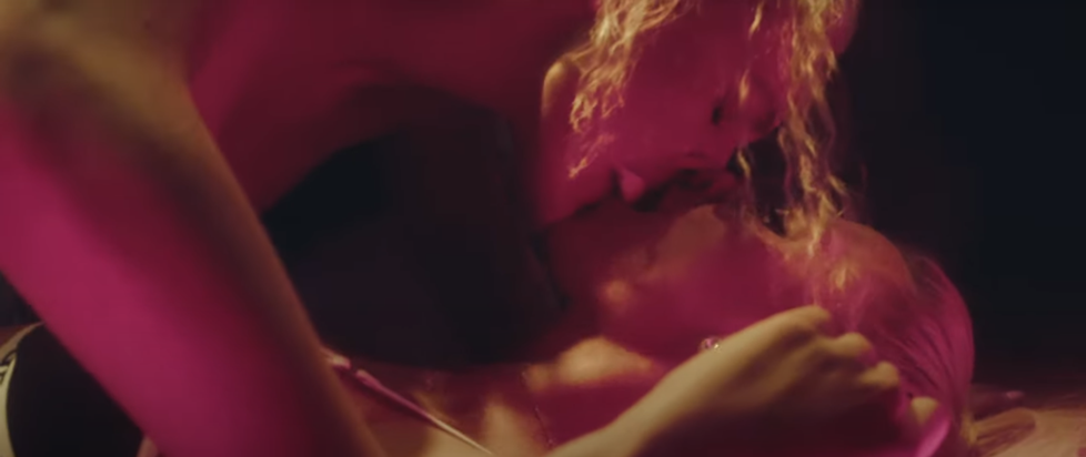 Natalia Mykytenko v hudebním klipu rozjela vášnivou líbačku s další slečnou