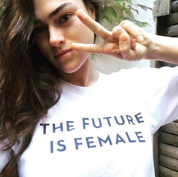 Modelka Myla Dalbesio obléká velikost 38 a mluví o sobě jako o plus size modelce