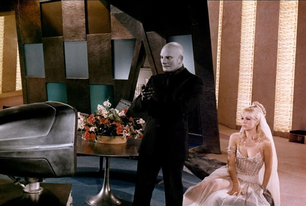 Jedna ze slavných scén Myléne Demongeot coby Heléne a Jeana Maraise ala Fantomase v roce 1965.