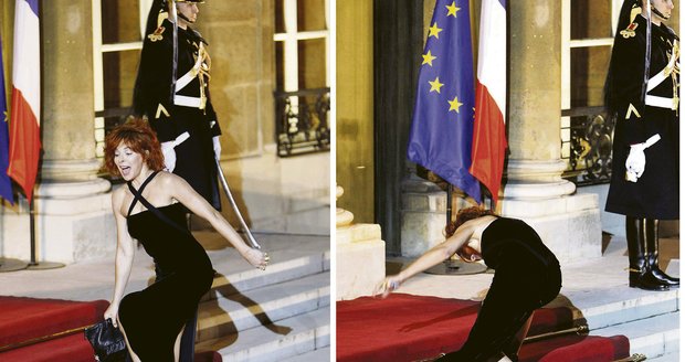Stačí chvilka nepozornosti a Mylène Farmer si na schodech přišlápla šaty a fotografům tak nakonec ukázala záda