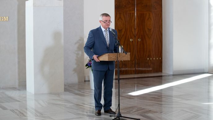 Hradní kancléř Vratislav Mynář na tiskové konferenci (17. 10. 2021)