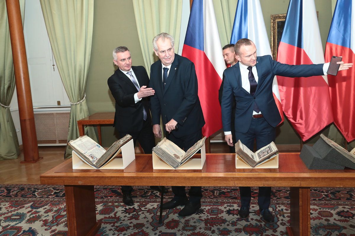 Kancléř může u prezidenta zůstat, přísnější prověrku nepotřebuje.