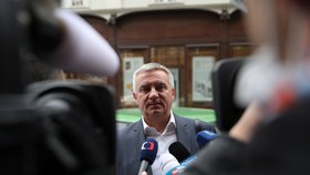 Hradní kancléř Vratislav Mynář před výslechem na policii (11. 11. 2021)