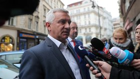 Hradní kancléř Vratislav Mynář před výslechem na policii (11. 11. 2021)