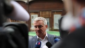 Hradní kancléř Vratislav Mynář před výslechem na policii (11. 11. 2021)