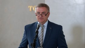 Hradní kancléř Vratislav Mynář na tiskové konferenci (17. 10. 2021)