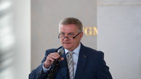 Hradní kancléř Vratislav Mynář na tiskové konferenci (17. 10. 2021)