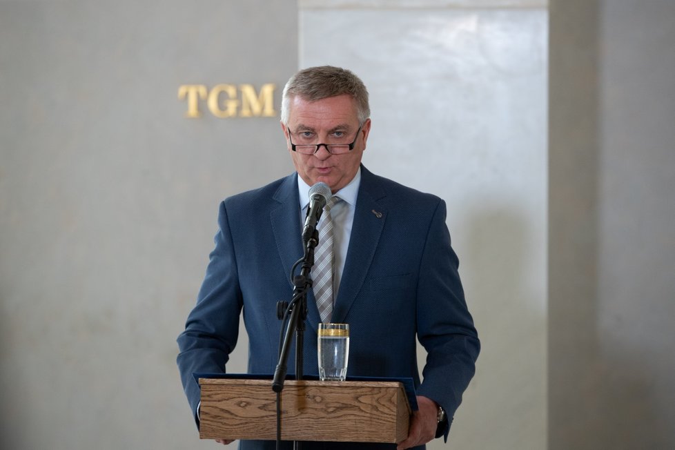 Hradní kancléř Vratislav Mynář na tiskové konferenci (17. 10. 2021)