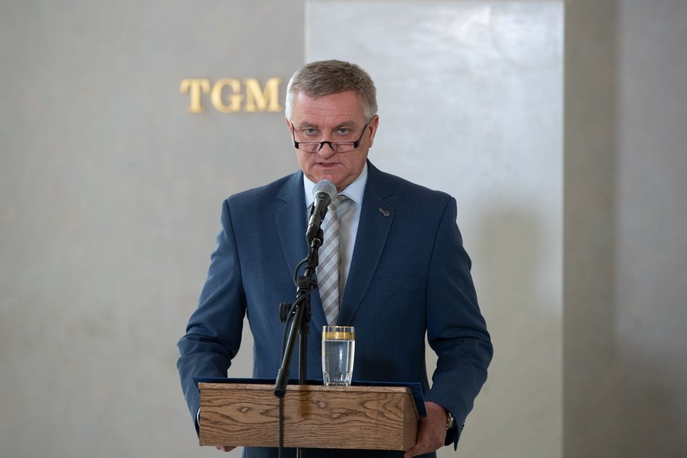 Hradní kancléř Vratislav Mynář na tiskové konferenci (17. 10. 2021)