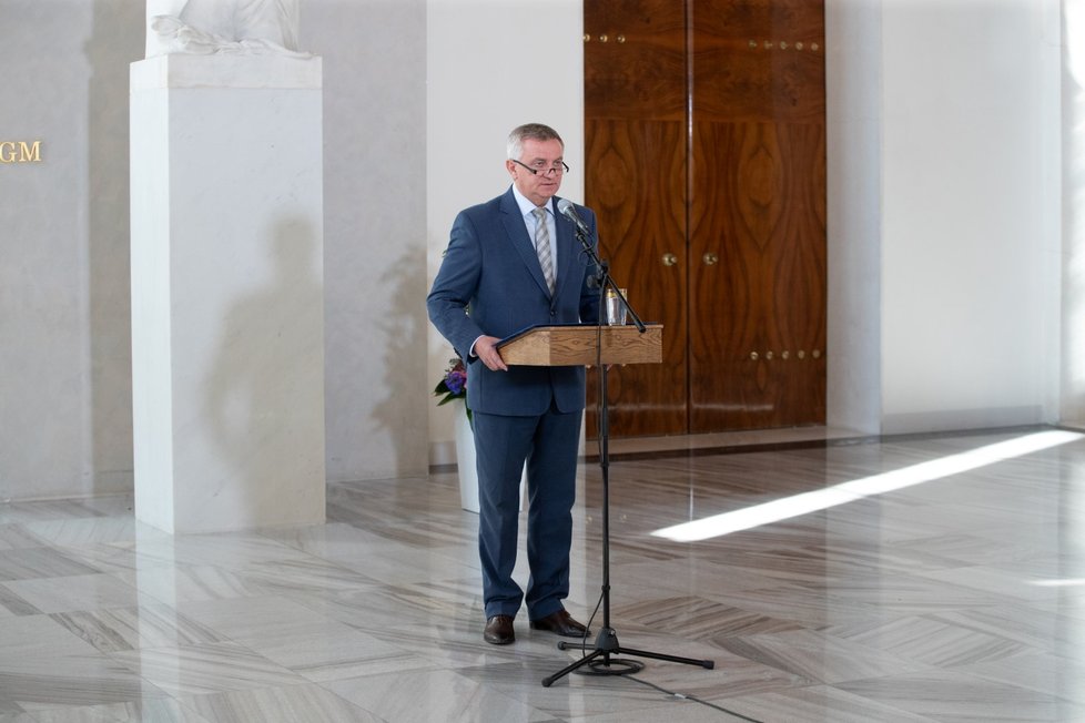 Hradní kancléř Vratislav Mynář na tiskové konferenci (17. 10. 2021)