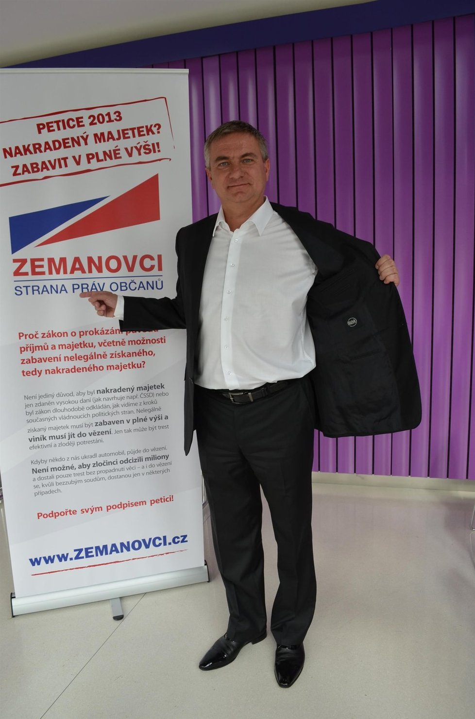 Kanclér Vratislav Mynář vyrazil do volebního boje oháknutý za víc než 15 tisíc. Ani to Zemanovcům nepomohlo