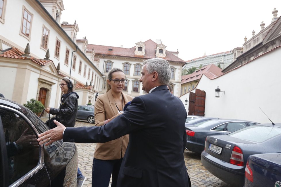 Hradní kancléř Mynář o prověrce na veřejnosti mlčí.