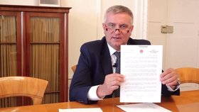 Prezidentův kancléř Vratislav Mynář natočil video o výhružném dopise pro zesnulého předsedu Senátu Jaroslava Kuberu. (18. 5. 2020)