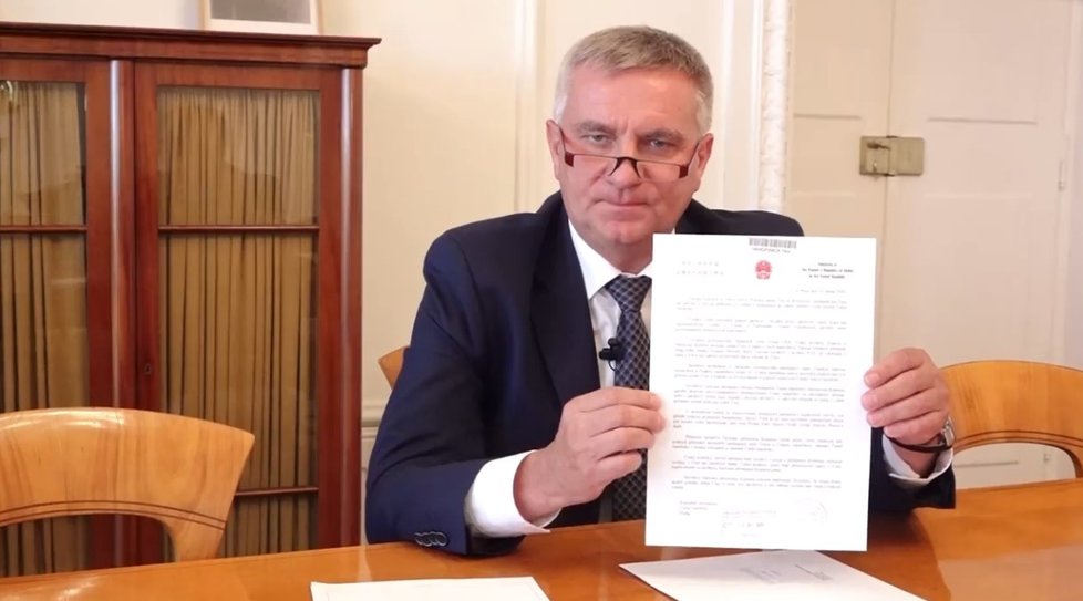 Prezidentův kancléř Vratislav Mynář natočil video o výhružném dopise pro zesnulého předsedu Senátu Jaroslava Kuberu (18. 5. 2020).