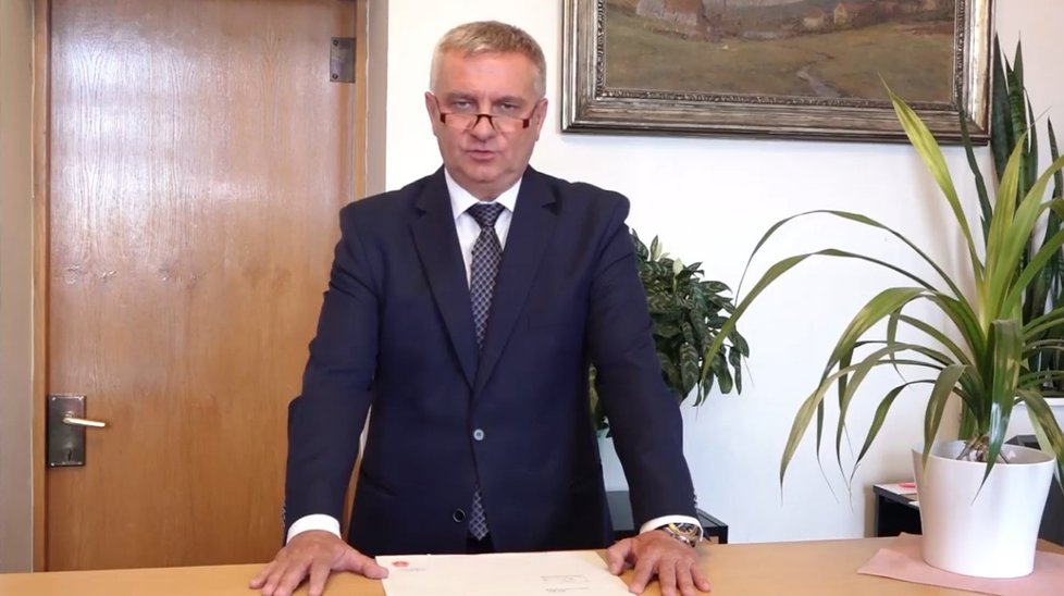 Prezidentův kancléř Vratislav Mynář natočil video o výhružném dopise pro zesnulého předsedu Senátu Jaroslava Kuberu (18. 5. 2020).