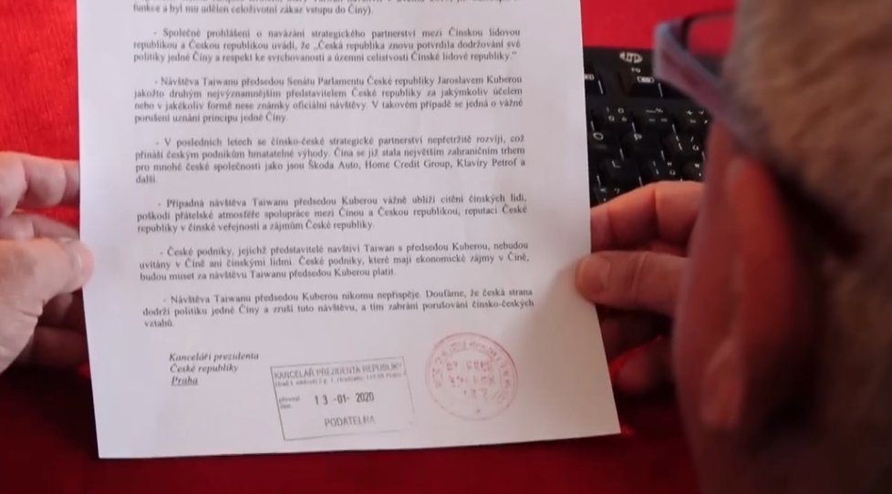 Prezidentův kancléř Vratislav Mynář natočil video o výhružném dopise pro zesnulého předsedu Senátu Jaroslava Kuberu. (18. 5. 2020)